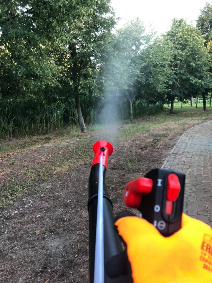 Technik PEDRO SERVICE pri postreku profesionálnym rosičom