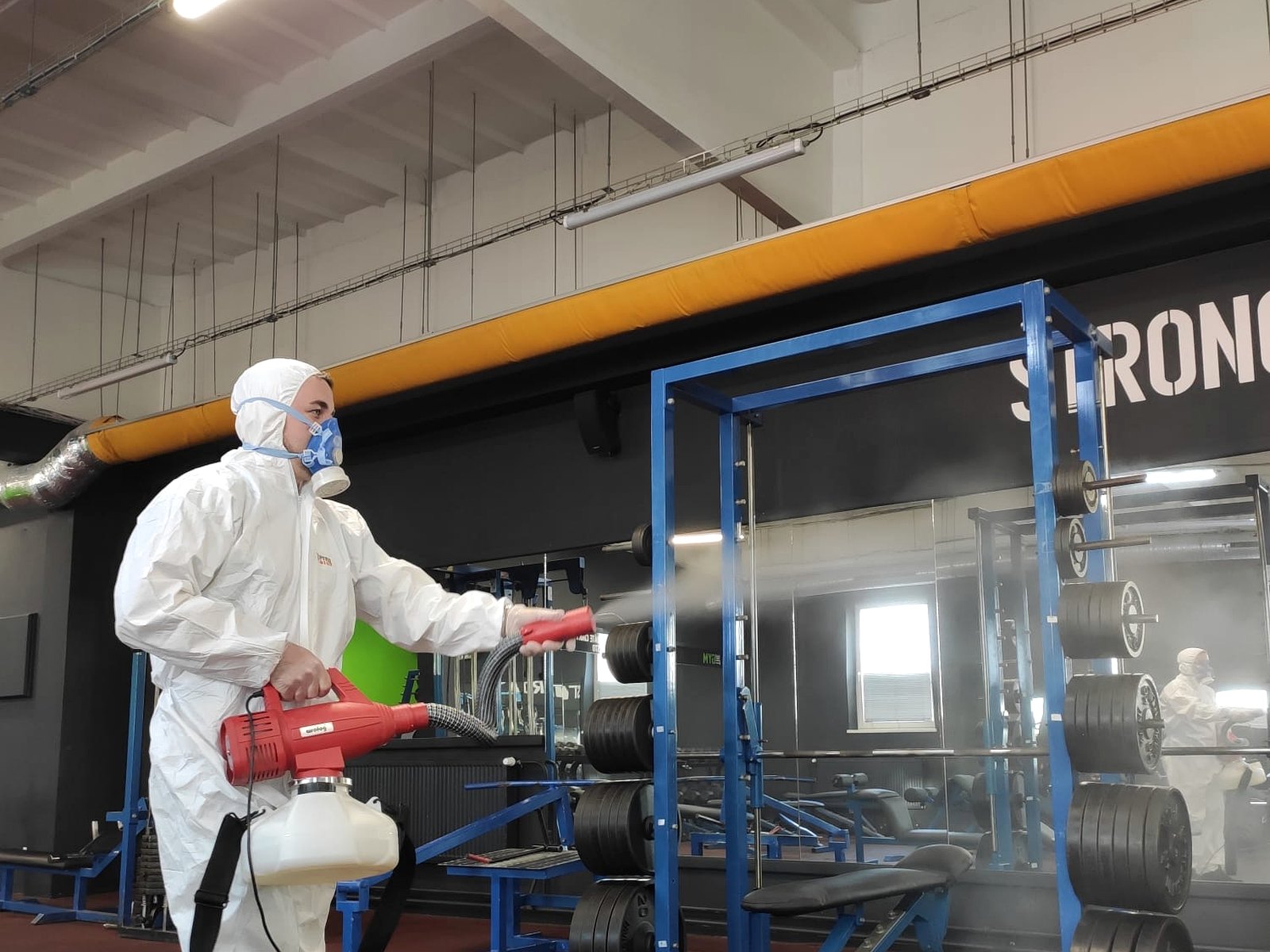 Technik PEDRO SERVICE ošetruje plochy v prevádzke aplikačnou technikou
